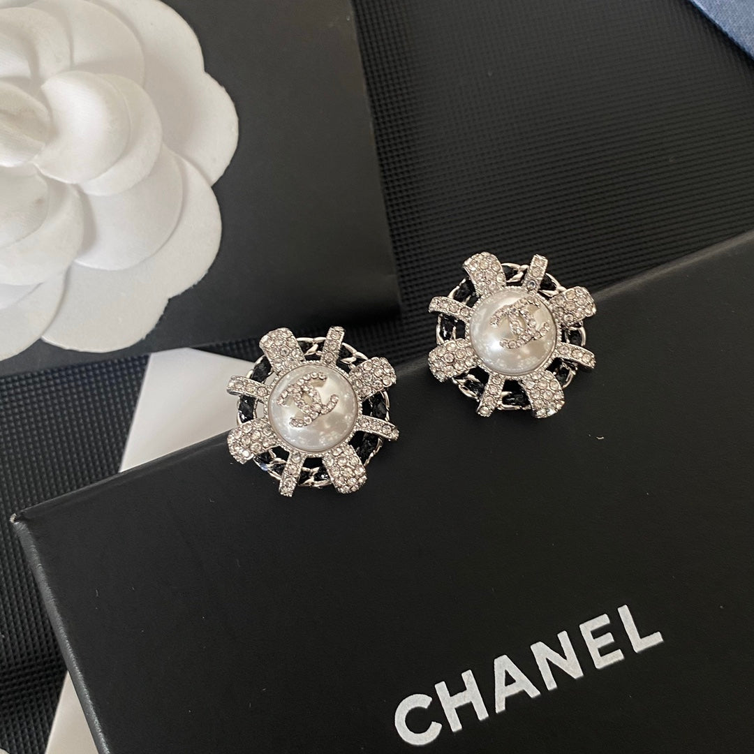 Pendientes Delicados de Piel Negra con Diamantes