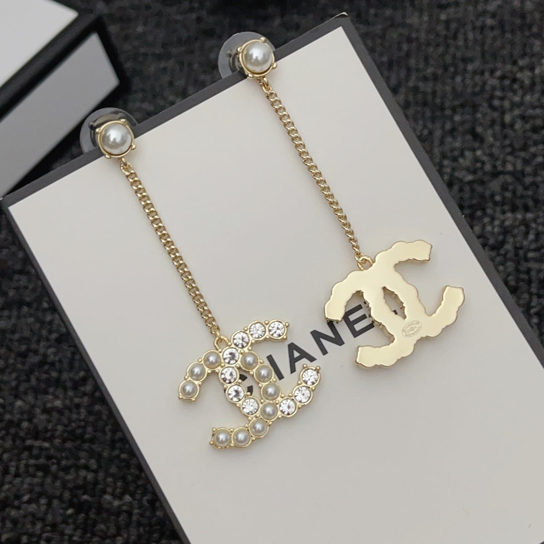 Boucles d'oreilles pendantes diamants et perles