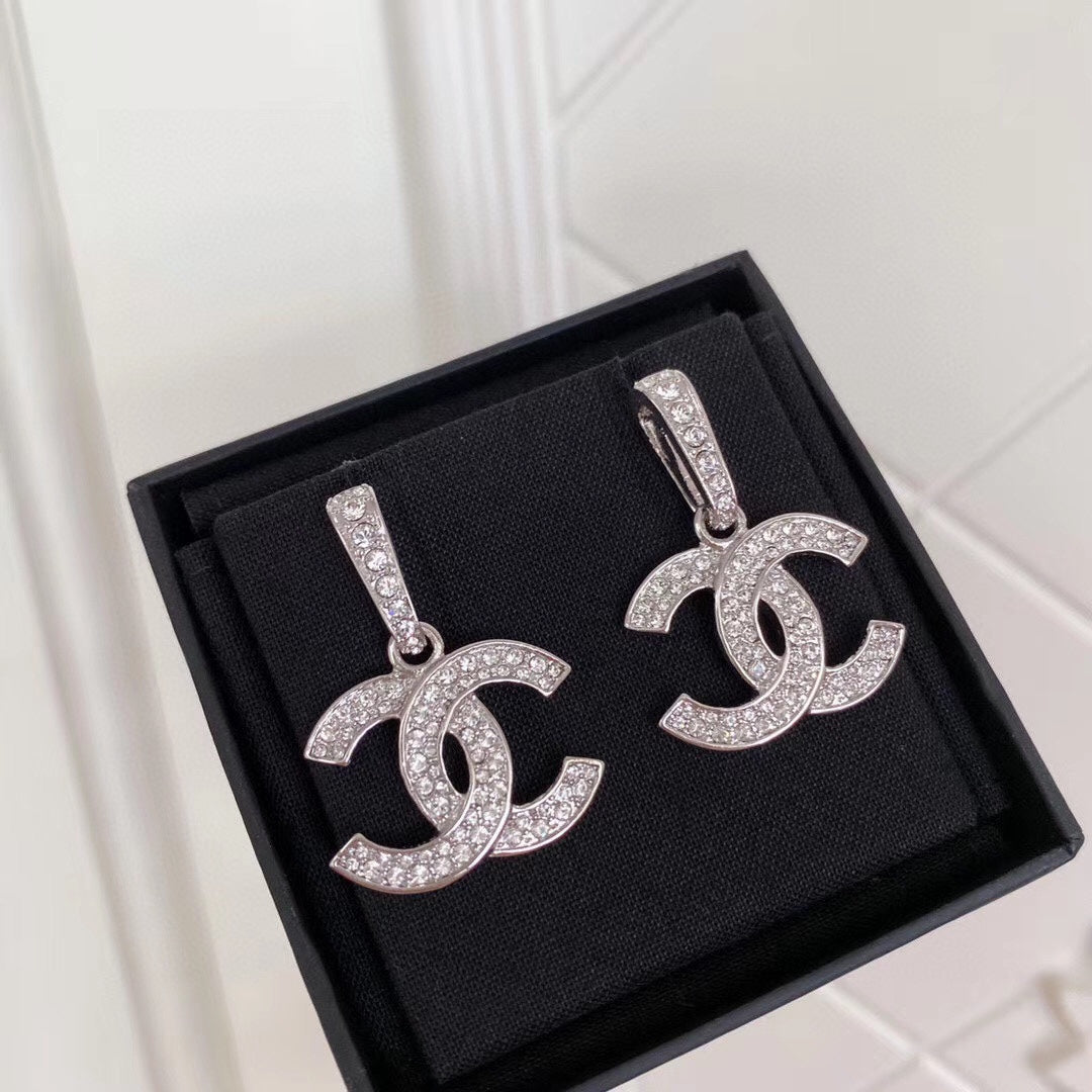 Pendientes colgantes con distintivo de diamante completo