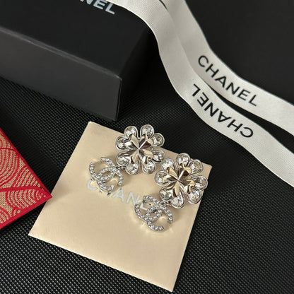 Pendientes de flor con diamantes de imitación