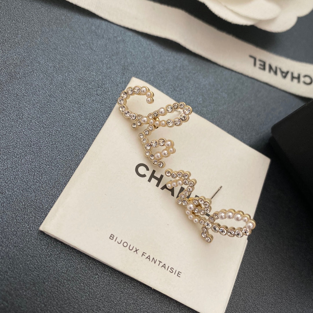 Pendientes de letras con perlas