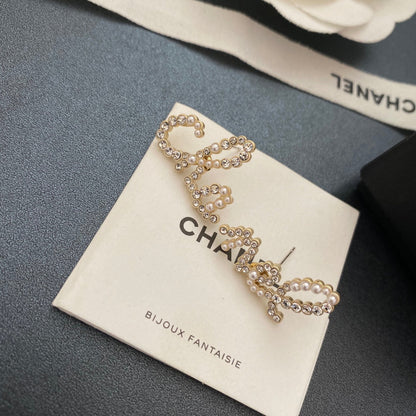 Pendientes de letras con perlas