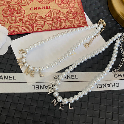 Collier élégant avec pendentif perle et lettre