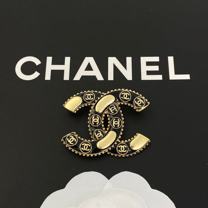 Broche de latón con logo vintage