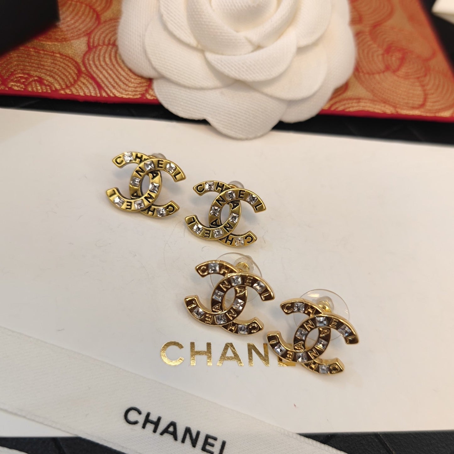 Pendientes de cristal con logotipo de letras vintage