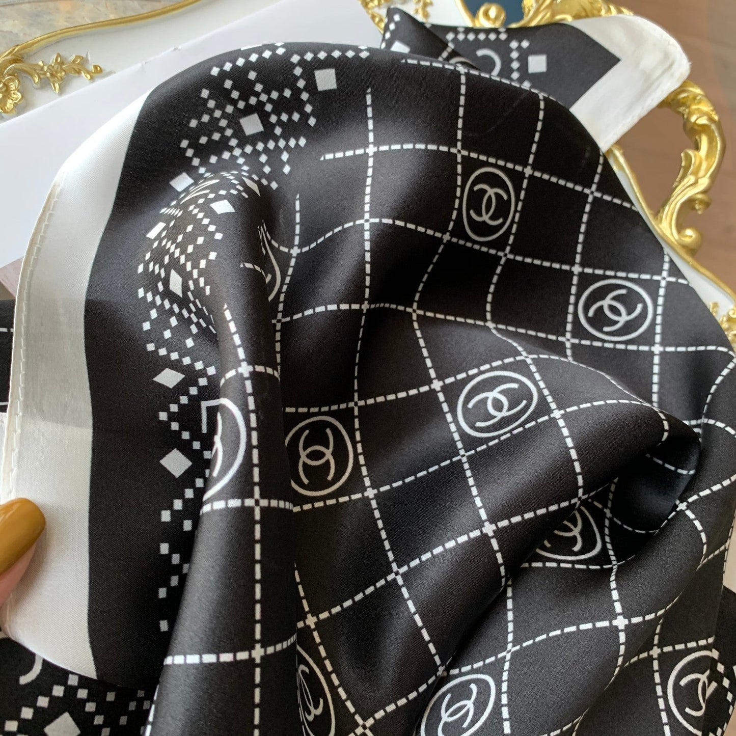 Pañuelo de seda cuadrado elegante con rombos