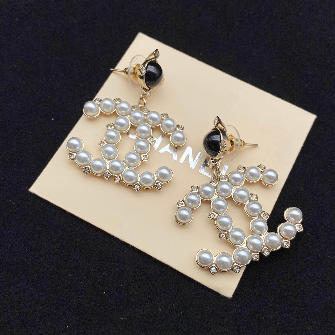 Pendientes de vinilo con diamantes y perlas