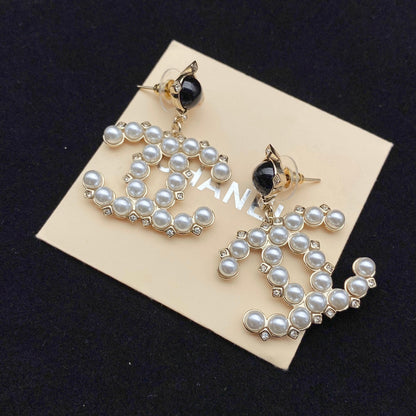 Pendientes de vinilo con diamantes y perlas