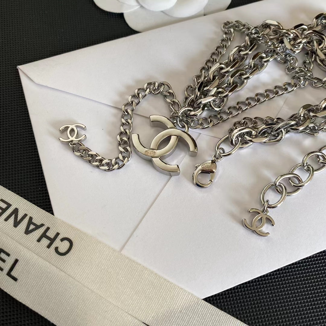 Collar con colgante sencillo y logo de moda