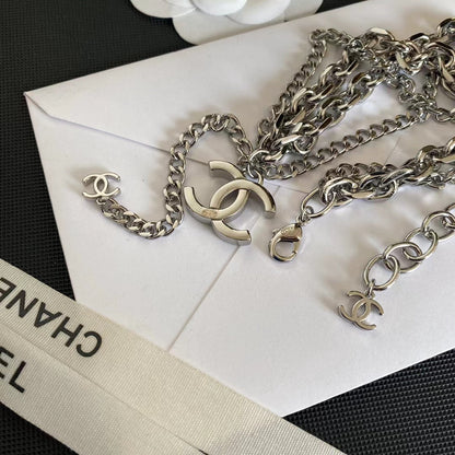 Collar con colgante sencillo y logo de moda
