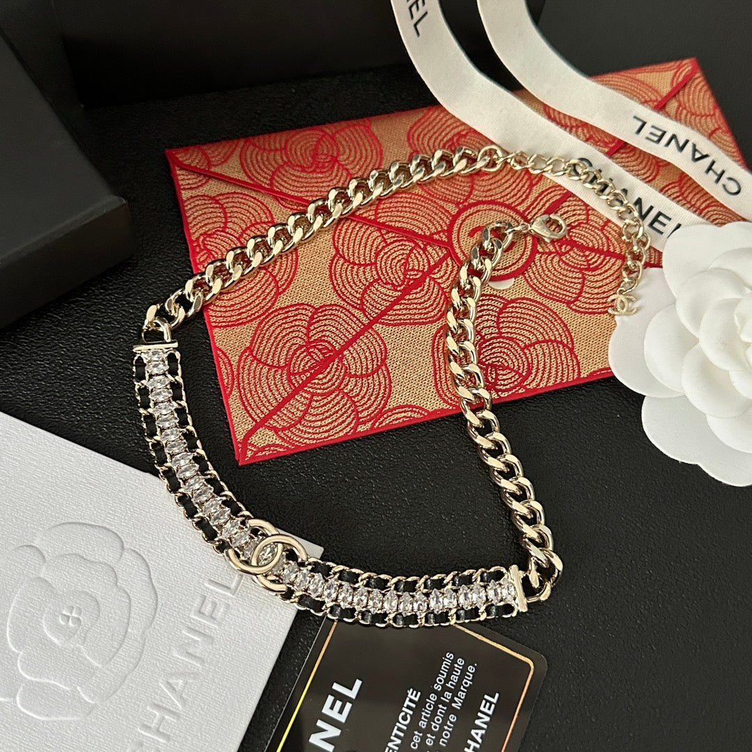 Collier ras du cou brillant avec diamants et pierres épaisses