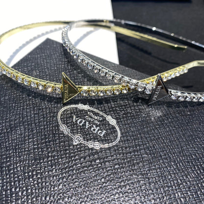 Bandeau orné d'un diamant, logo triangle