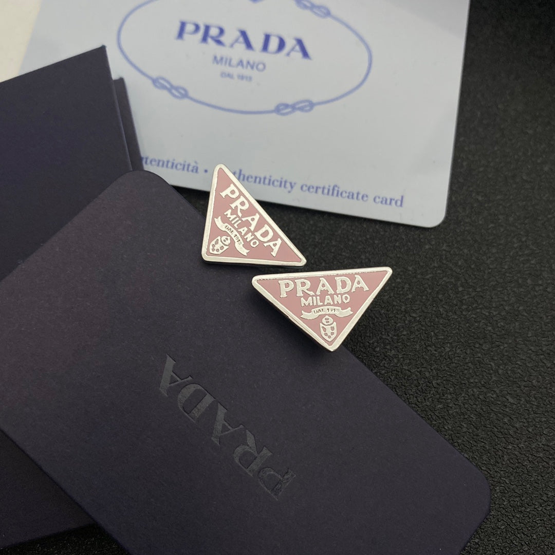 Boucles d'oreilles clous classiques en forme de triangle et lettre