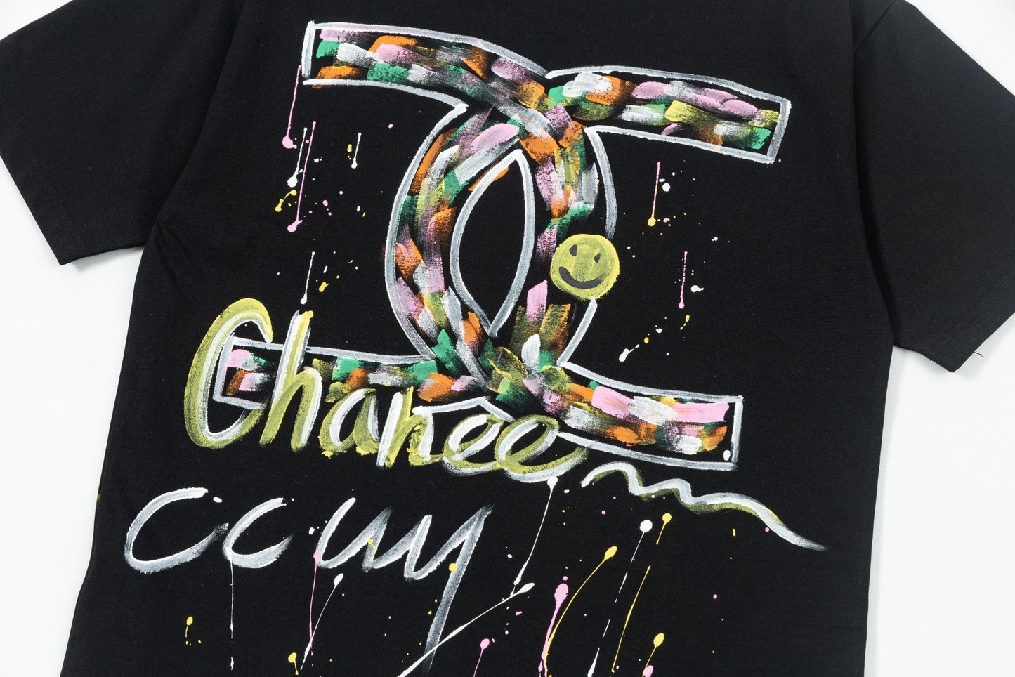 T-shirt graffiti coloré fait à la main