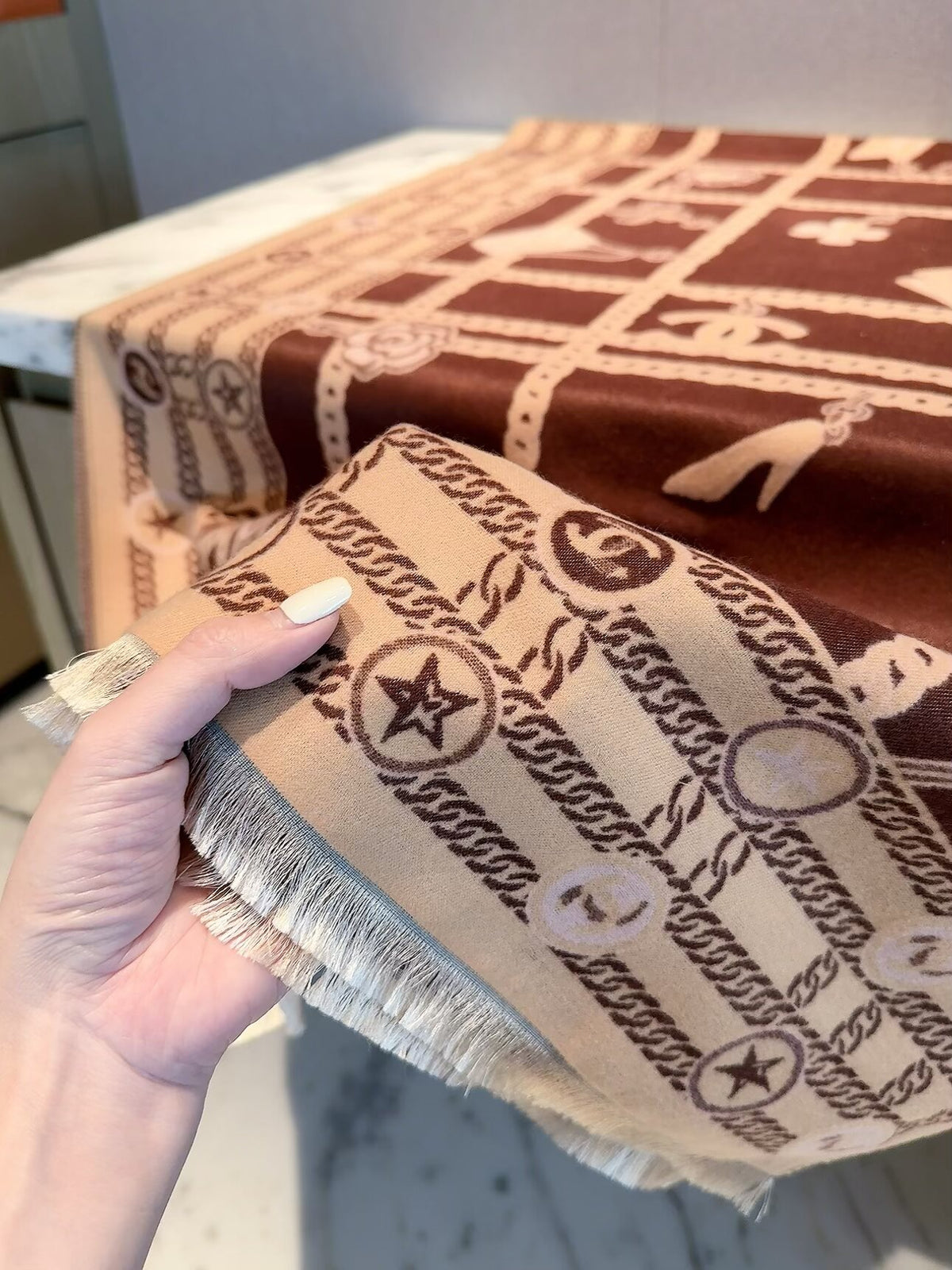 2026 New Plaid Chain Pattern Cashmere Scarf – Vintage French-Inspired Luxury