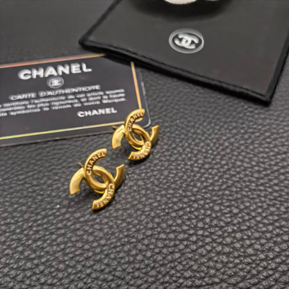 Boucles d'oreilles clous dorées lettre tempérament