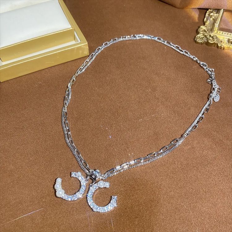Doble collar con inicial de diamantes
