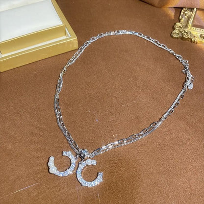 Doble collar con inicial de diamantes