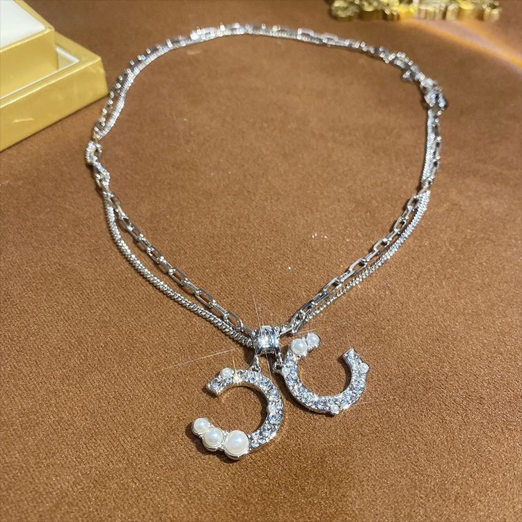 Doble collar con inicial de diamantes