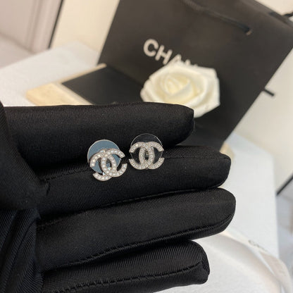 Pendientes clásicos de diamantes