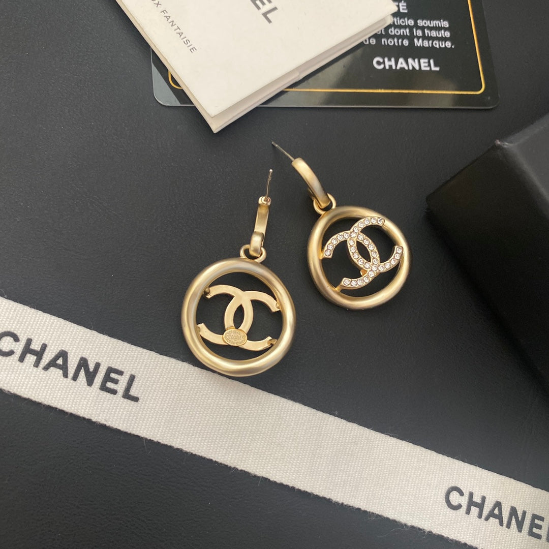 Petites boucles d'oreilles rondes