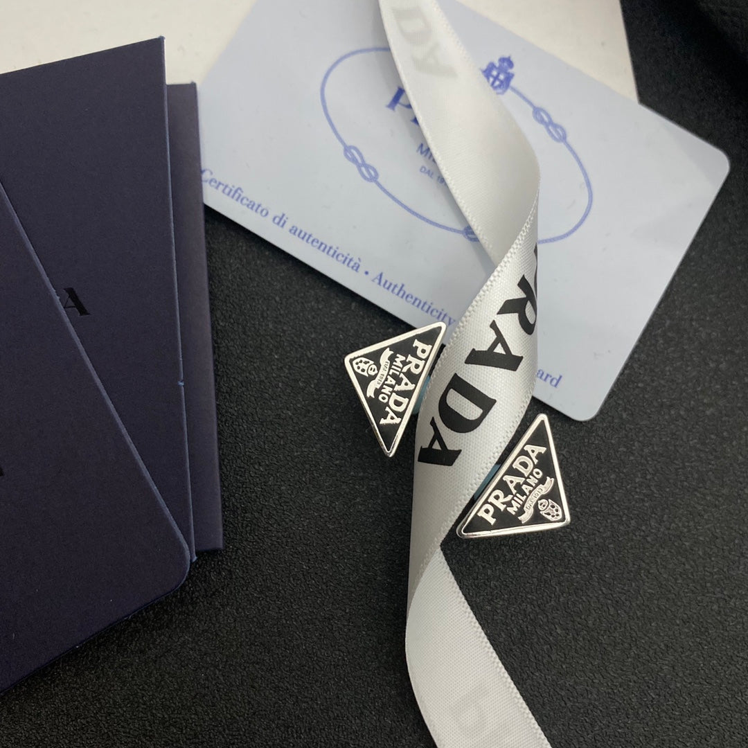 Boucles d'oreilles clous classiques en forme de triangle et lettre