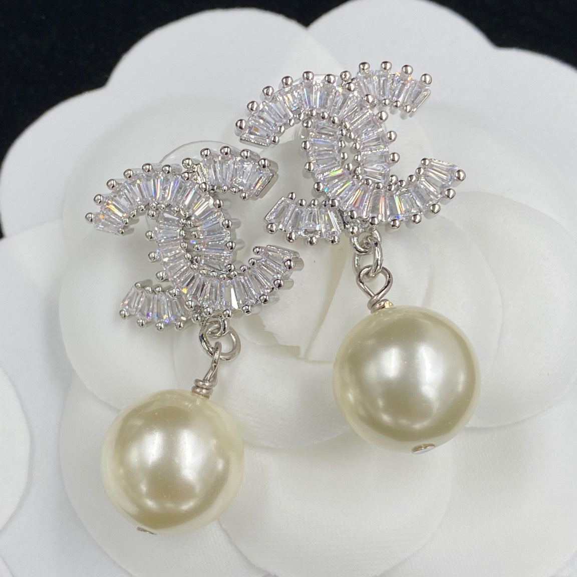 Boucles d'oreilles pendantes en perles de zircon étincelantes