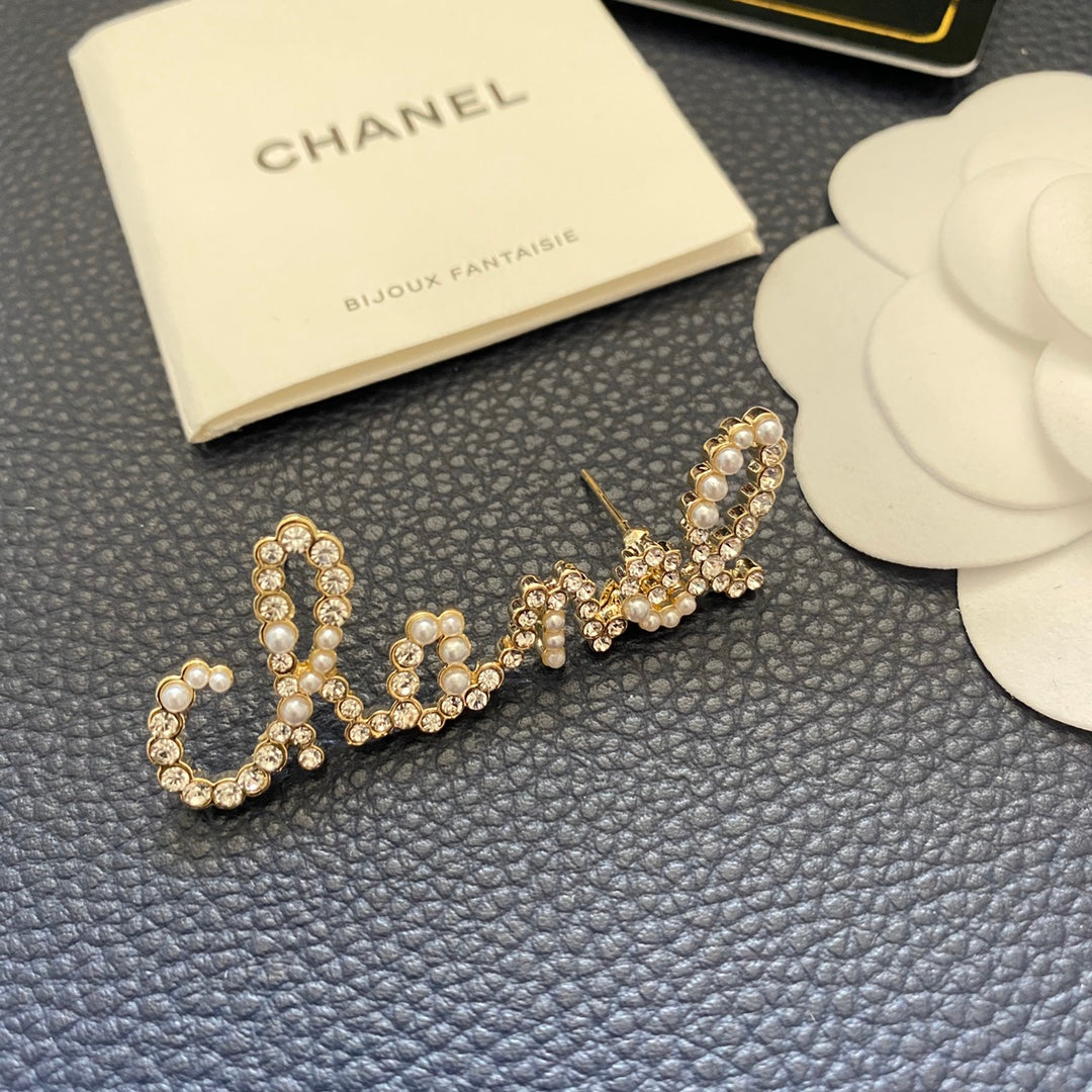 Pendientes de letras con perlas