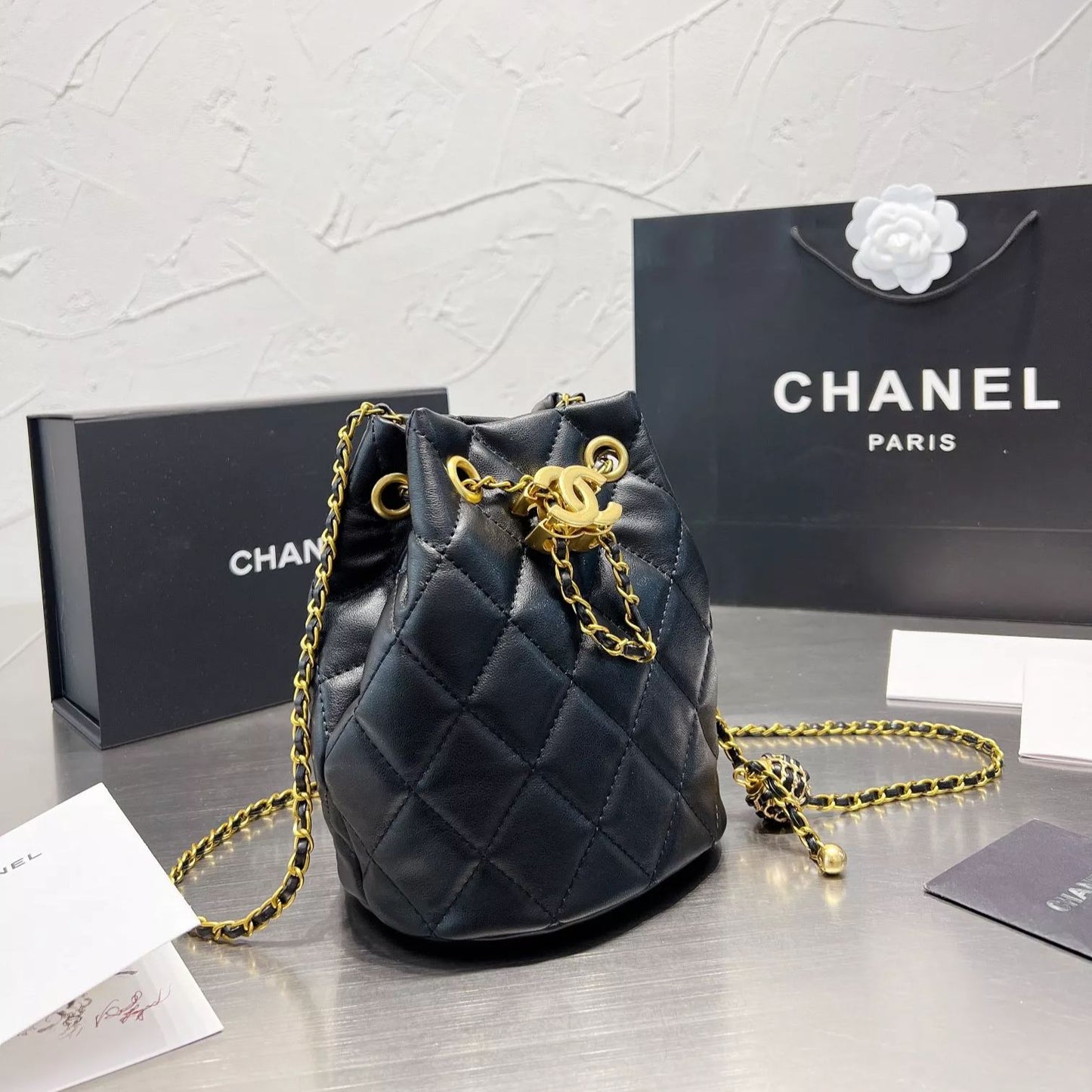 Bolso cubo con cordón de diamantes