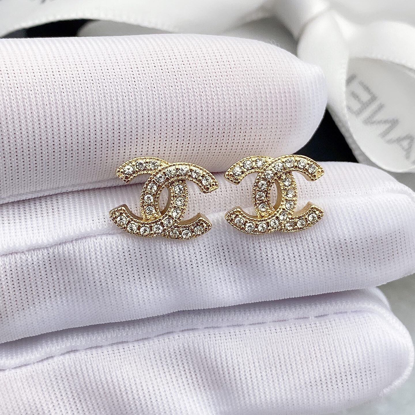 Boucles d'oreilles clous double C entièrement pavées de diamants