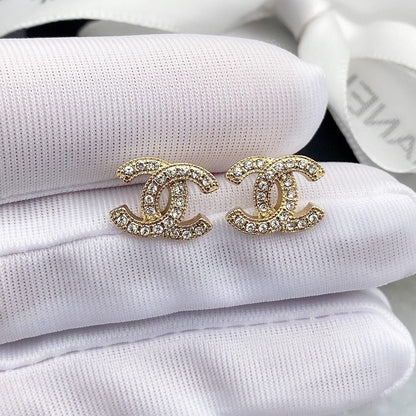 Boucles d'oreilles clous double C entièrement pavées de diamants