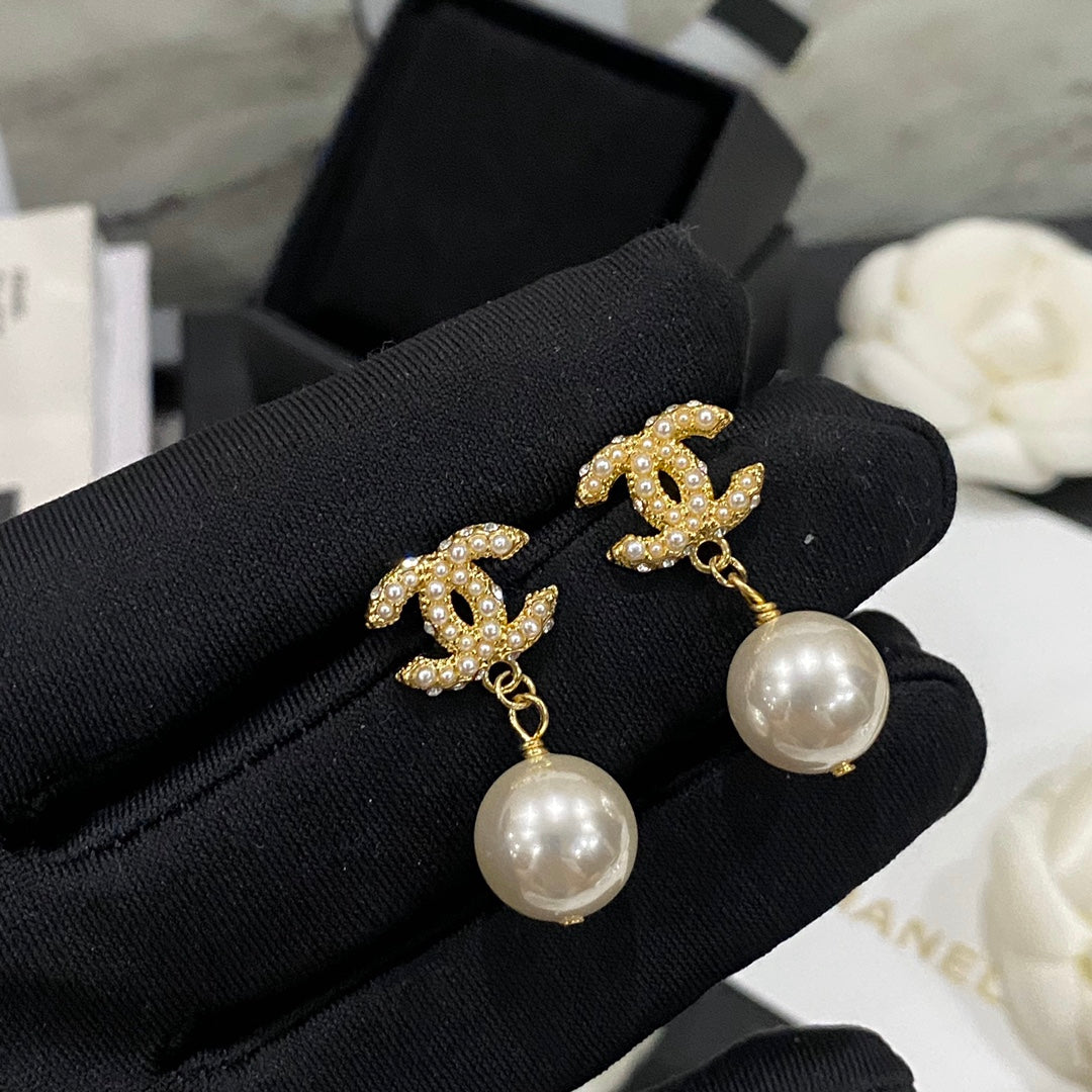 Boucles d'oreilles pendantes élégantes et tendance avec perles