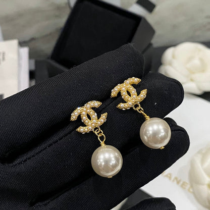 Boucles d'oreilles pendantes élégantes et tendance avec perles