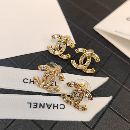 Pendientes de cristal con logotipo de letras vintage