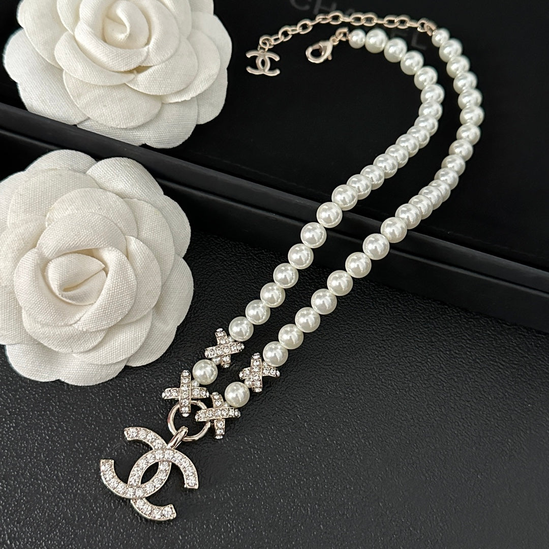 Elegante collar de perlas y diamantes