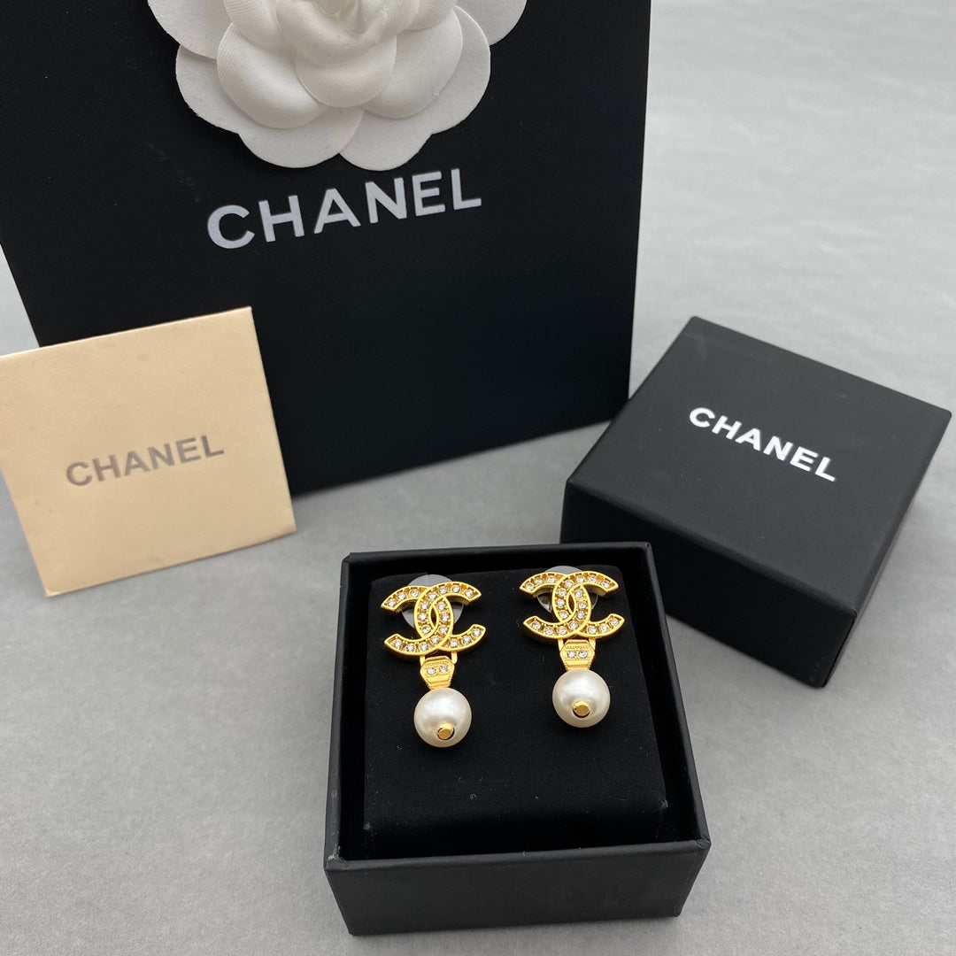 Boucles d'oreilles perles lettres zircon