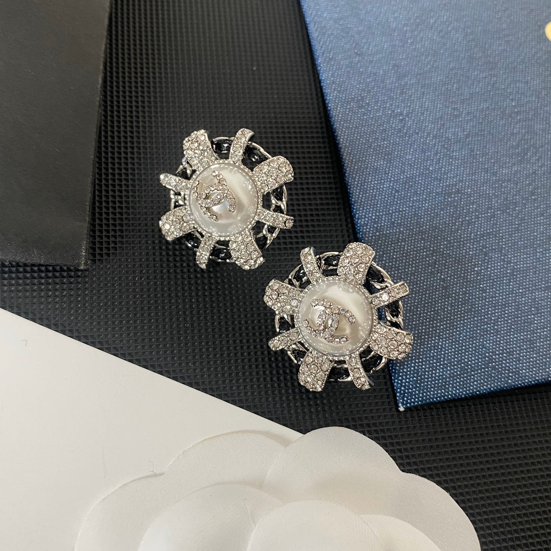 Pendientes Delicados de Piel Negra con Diamantes