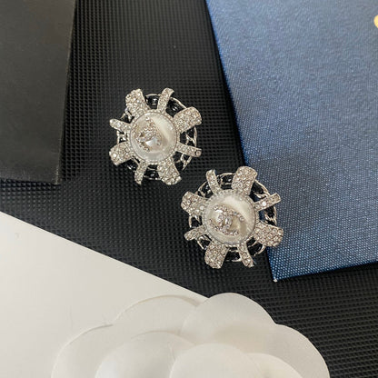 Pendientes Delicados de Piel Negra con Diamantes