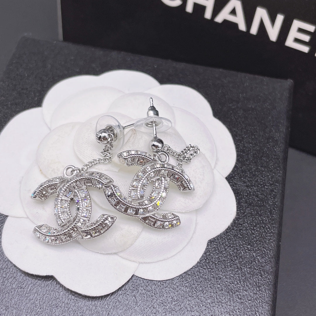 Aretes de cadena con logo brillante