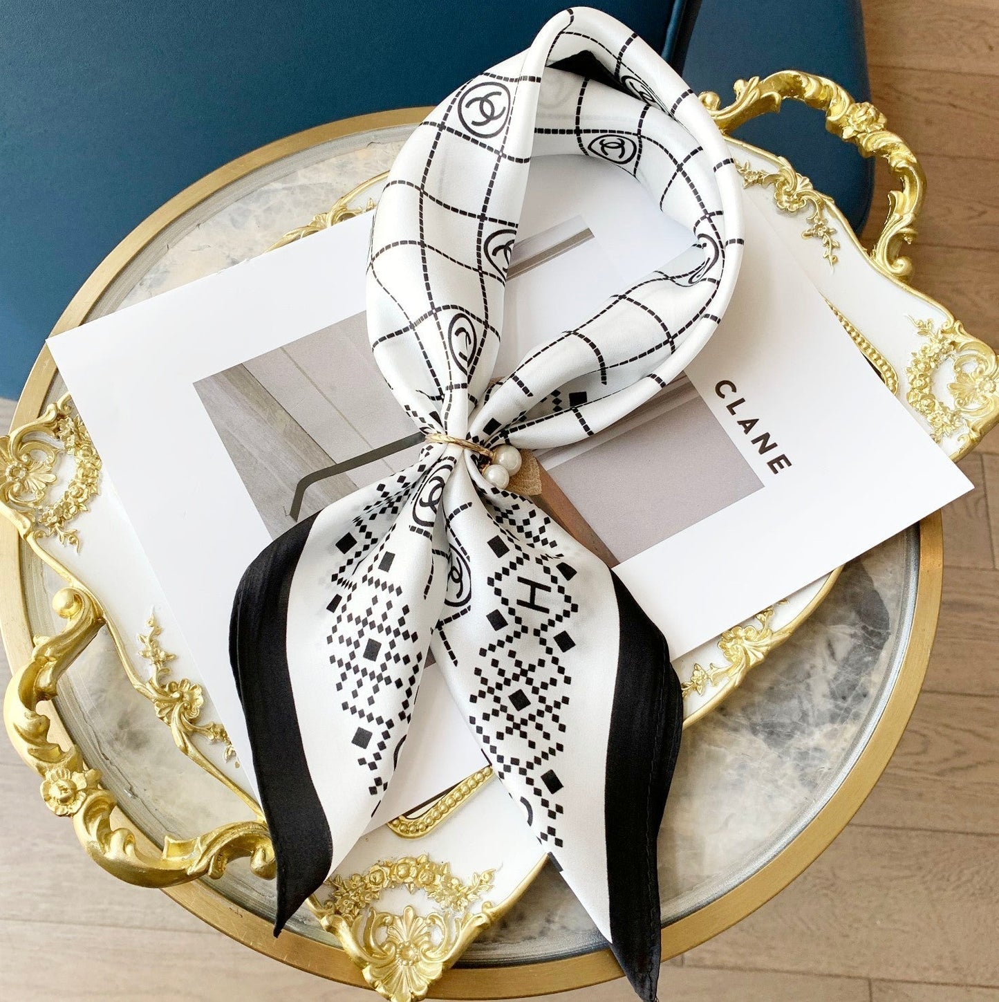 Pañuelo de seda cuadrado elegante con rombos