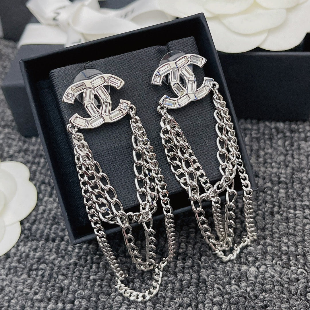 Boucles d'oreilles pendantes chaîne et diamants de cristal