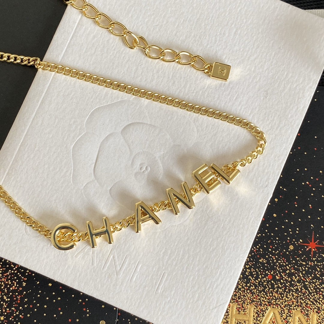 Collar con letras doradas de moda