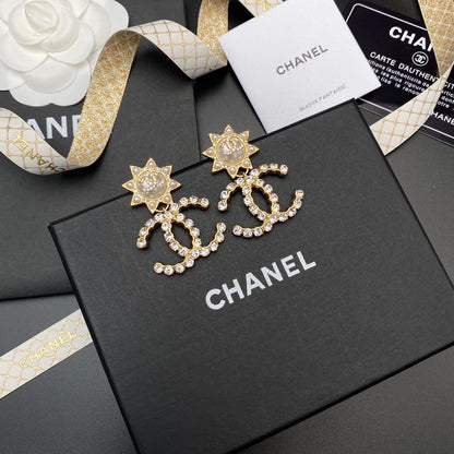 Boucles d'oreilles entièrement diamantées double C avec tempérament
