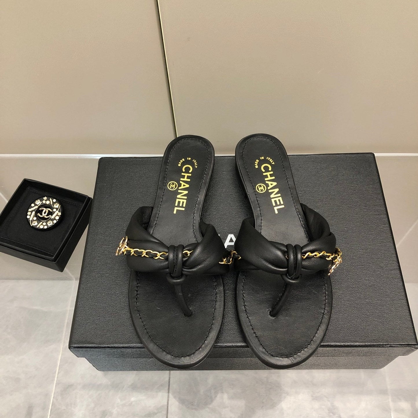 Sandalias con cadena tipo chancla