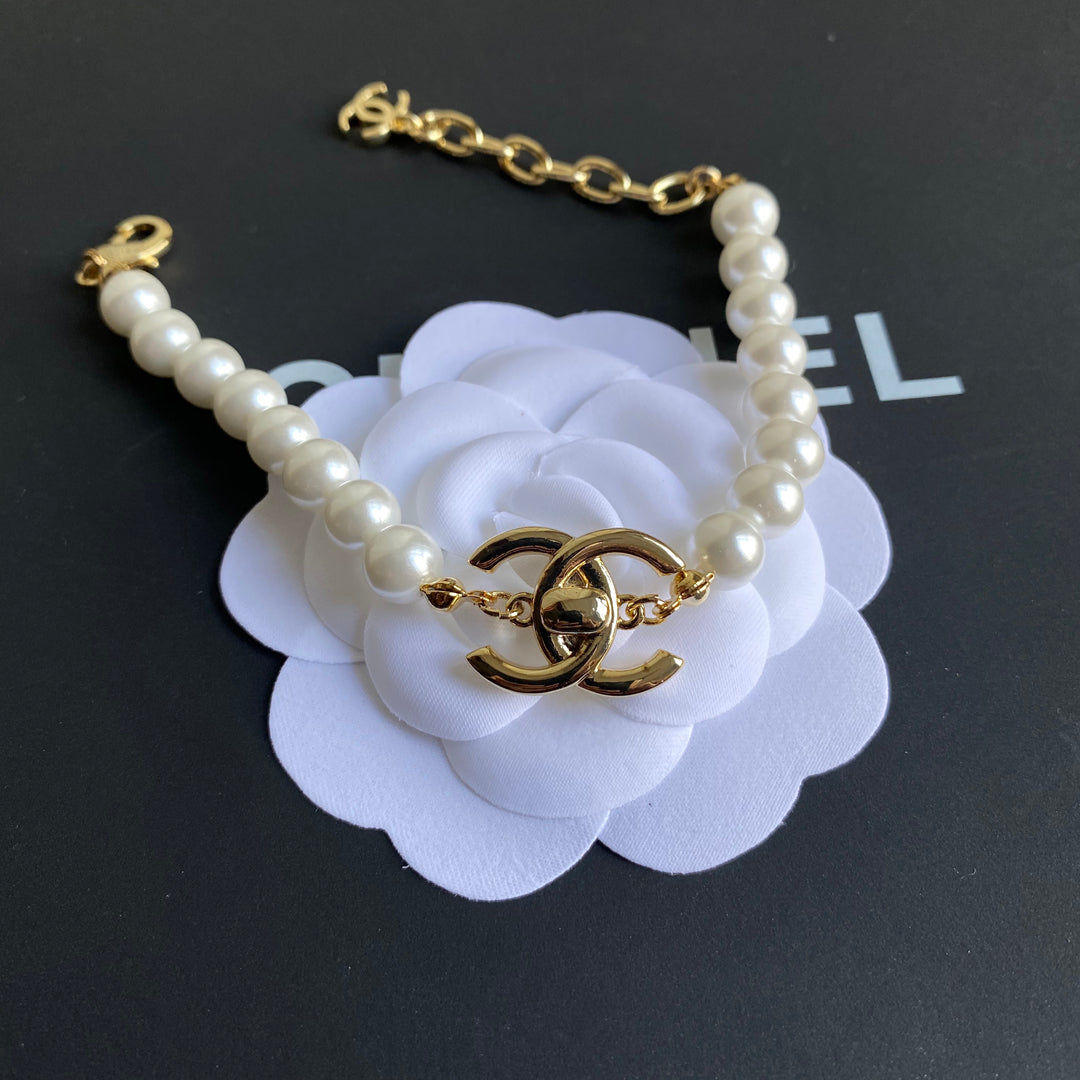 Pulsera de perlas doble C