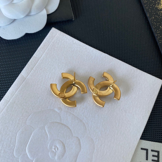Pendientes con letra y un diamante simple