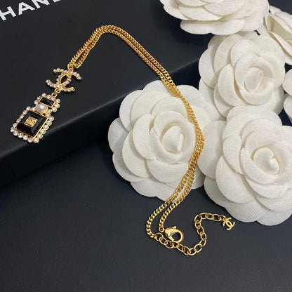 Collar con frasco de perfume de diamante