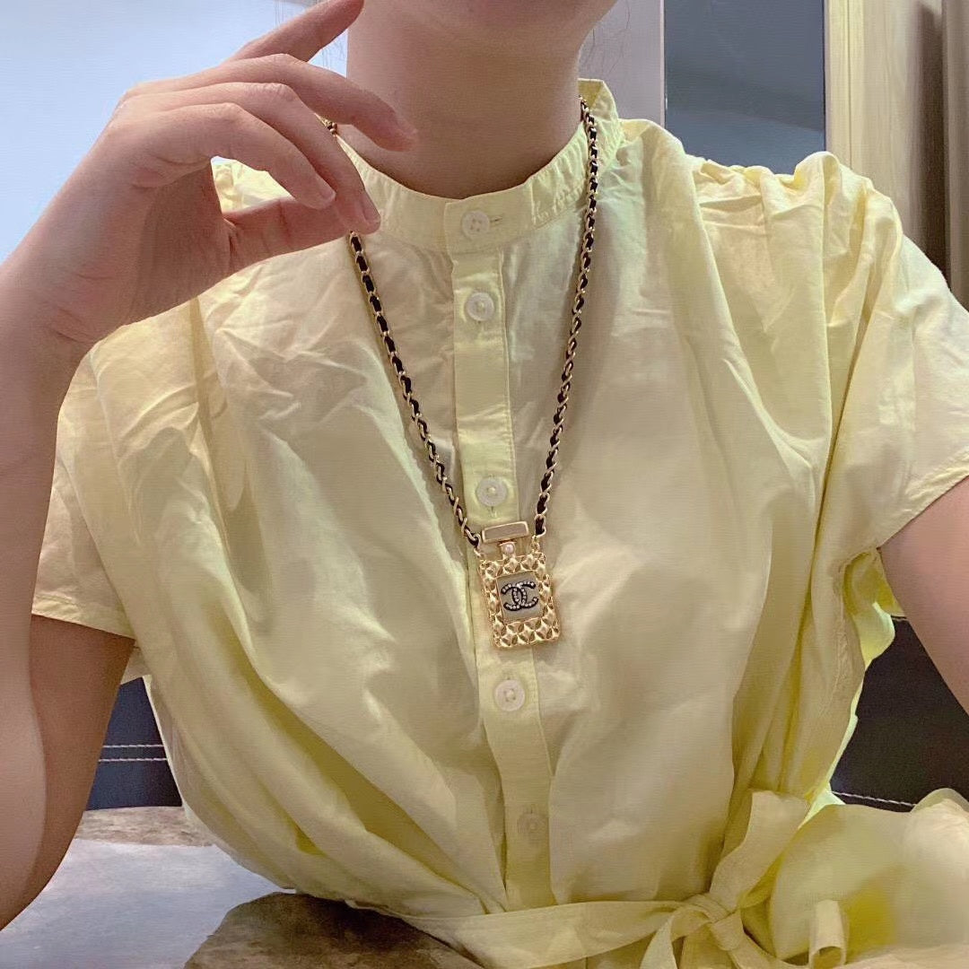 Collier en cuir avec pendentif flacon de parfum
