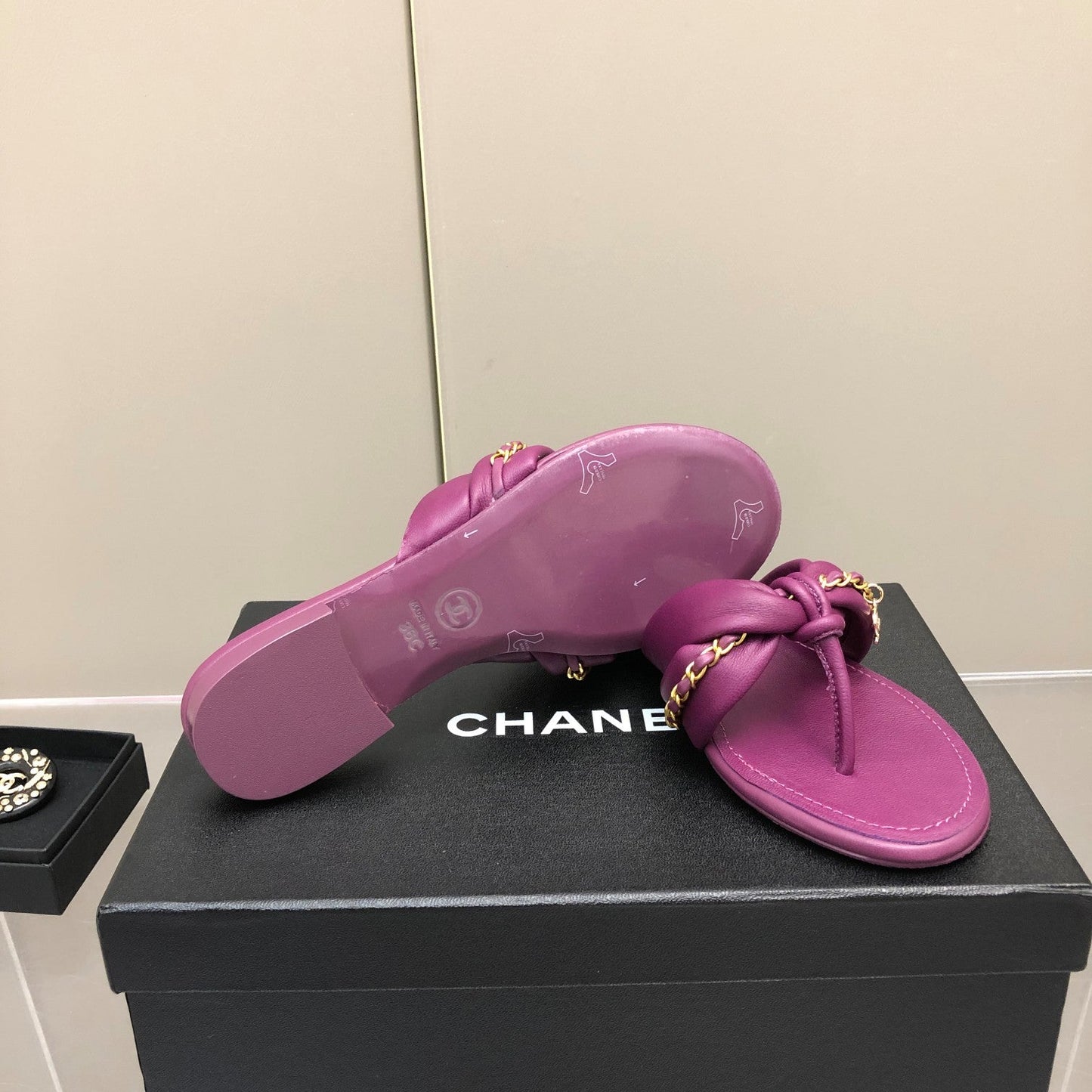 Sandalias con cadena tipo chancla