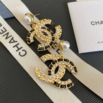 Pendientes de moda de perlas con costuras de cuero y diamantes
